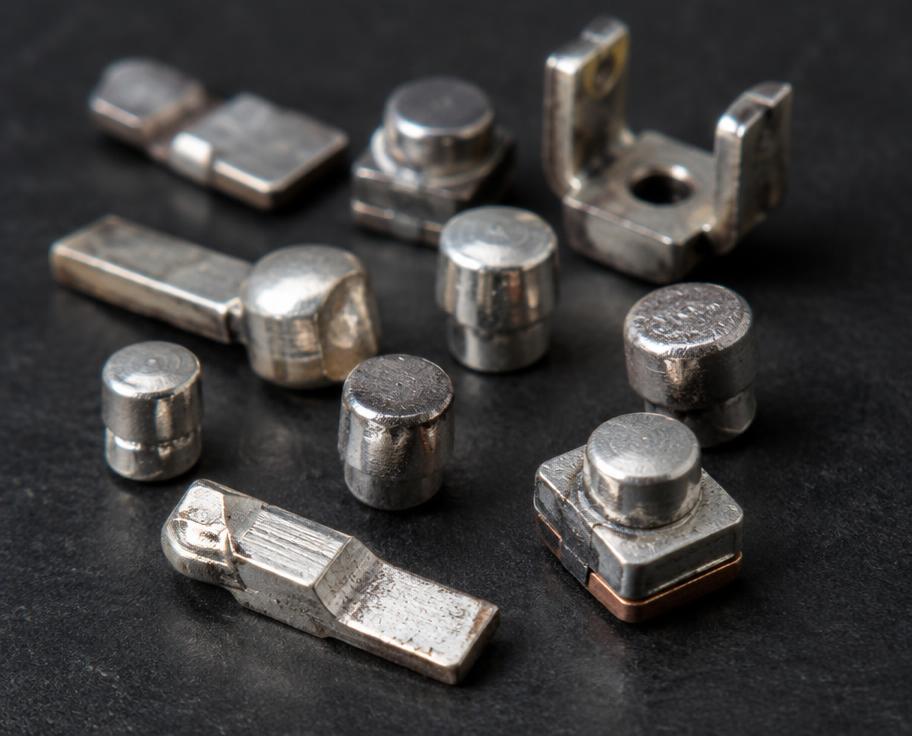 Silver-coloured electrical contacts and metal scrap